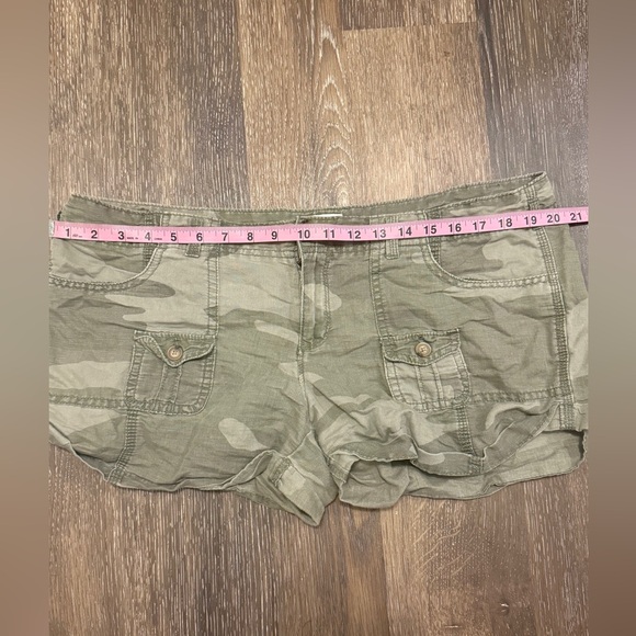 American Eagle Outfitters Green Cargo Shorts - Picture 2 of 4